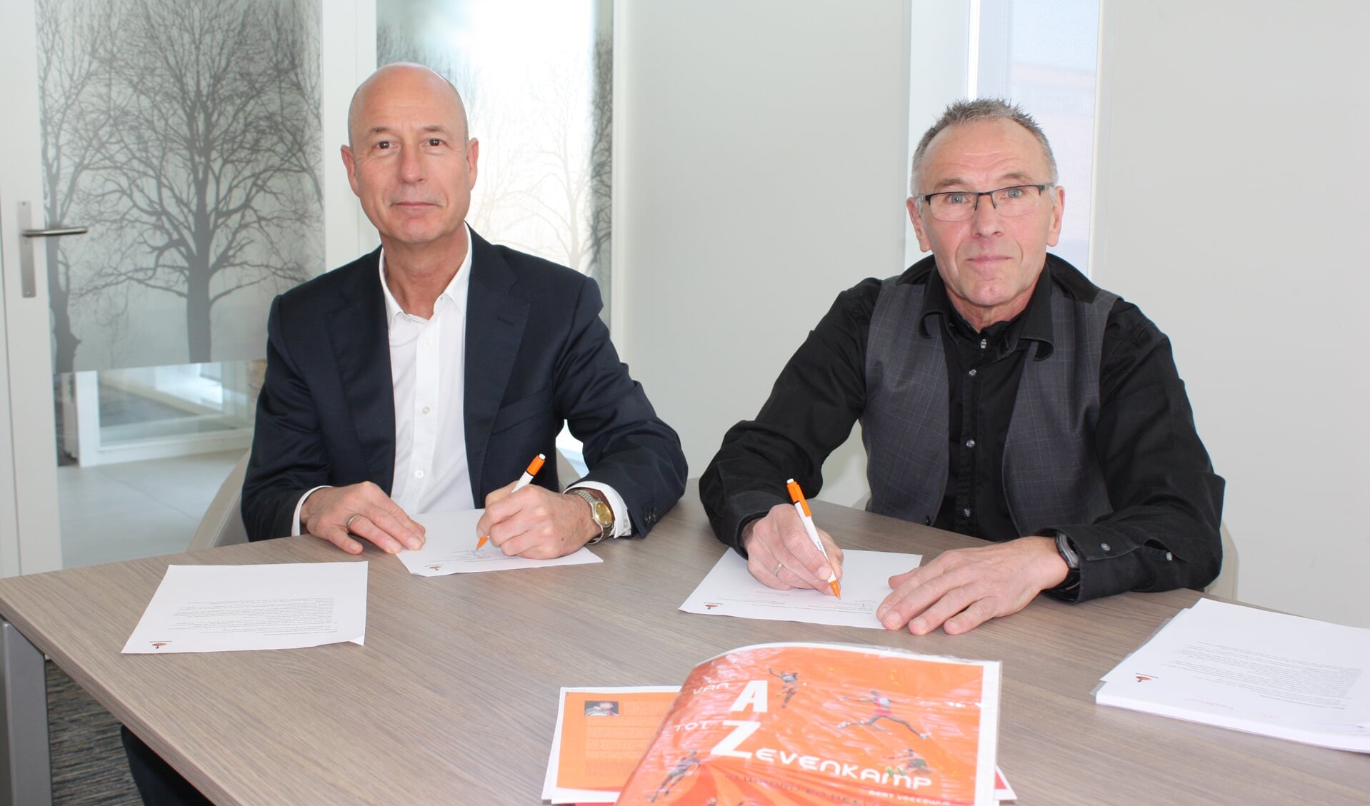 • Bert Vreeswijk (rechts) en Walther Buijs tekenen de sponsorovereenkomst.