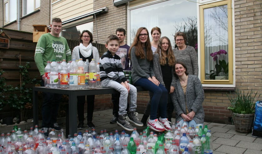 • Afgelopen zaterdag werden in Schoonrewoerd 380 lege statiegeldflessen ingezameld.
