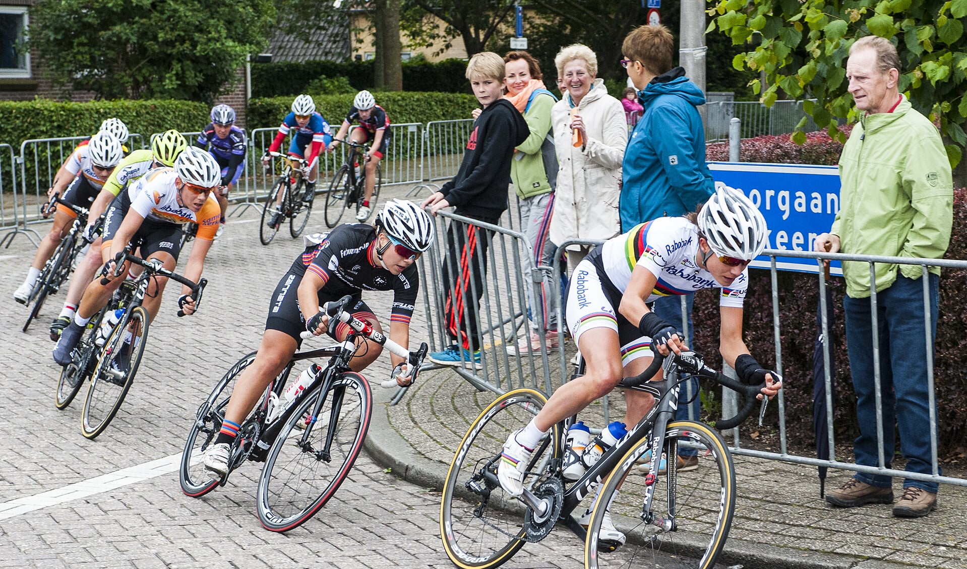 • Marianne Vos aan de leiding van de kopgroep tijdens een eerdere editie van de Ronde van Lekkerkerk. (archieffoto: wijntjesfotografie.nl)