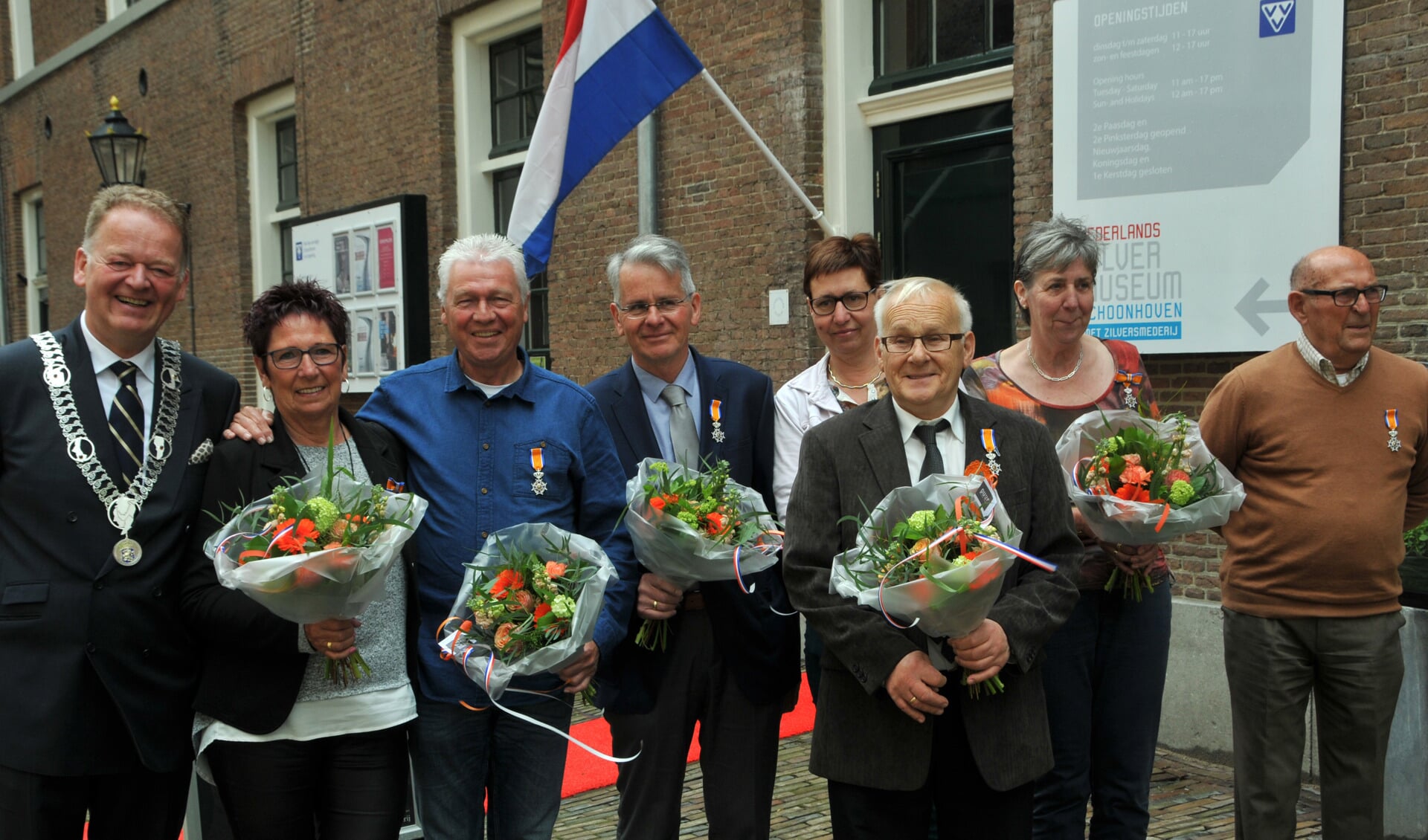 • v.l.n.r. burgemeester Cazemier, Aartje en Harry Molenberg, Piet Speksnijder, Corrie de Gier, Anton Littel, Mariët Verkuil en Henk van Hofwegen. (foto: Adri Verhoeven)