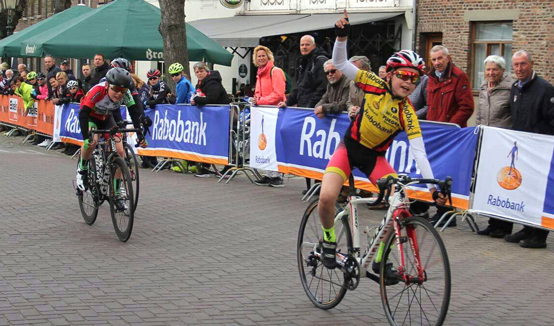 • Christiaan van Rees sprint naar de zege in Eijsden.