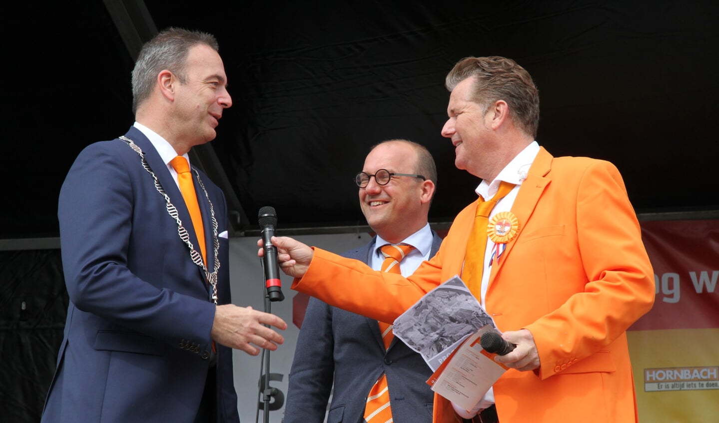 Burgemeester Paans opent Koningsdag Alblasserdam officieel.