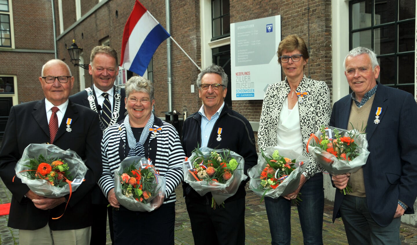 • V.l.n.r.:  Cock van Holten, burgemeester Cazemier, Maartje en Gerrit de Kovel, Marijke Schouten en Hans Straver. (foto: Adri Verhoeven)