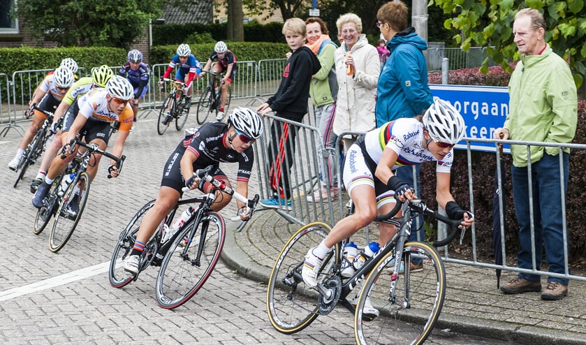 <p>• Marianne Vos aan de leiding van de kopgroep. (foto: wijntjesfotografie.nl)</p>