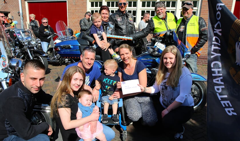 • Emilia met haar ouders, Guus met zijn ouders en tante Elina Vera. Daarachter Eric en Carla Grosse Hamberg.