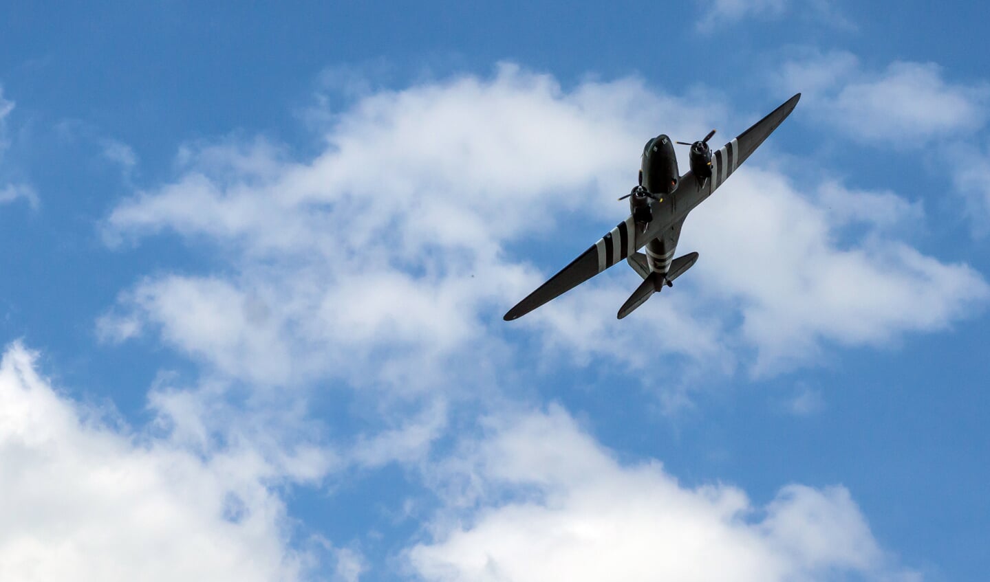 Een Dakota DC3 van de Battle of Britain Memorial Flight maakte op 4 mei om 15.30 uur een flypast boven Fort Vuren (foto: Nico van Ganzewinkel)