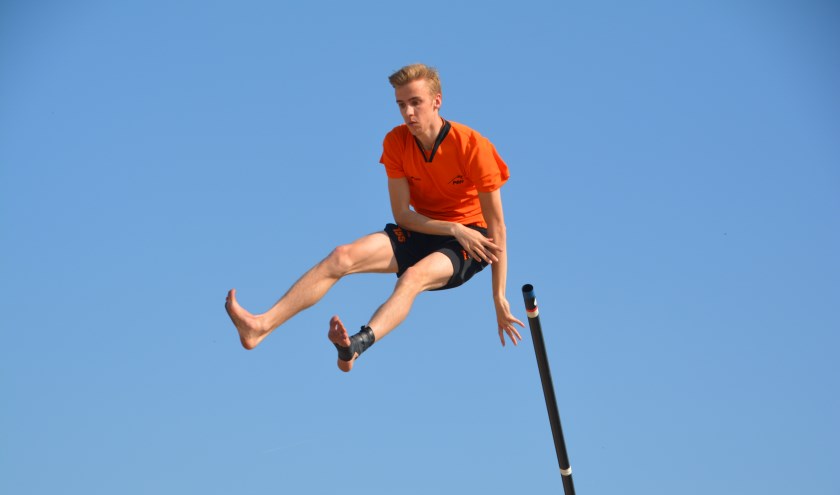 • Stijlvolle afsprong onder een strakblauwe lucht. (foto: Ronald Timmerman)