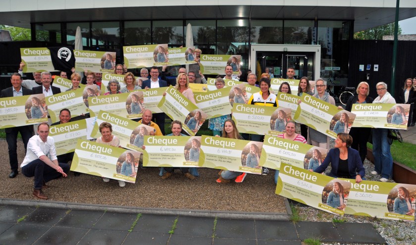 • De vertegenwoordigers van de verenigingen gingen met een mooie cheque naar huis. (foto: Adri Verhoeven)