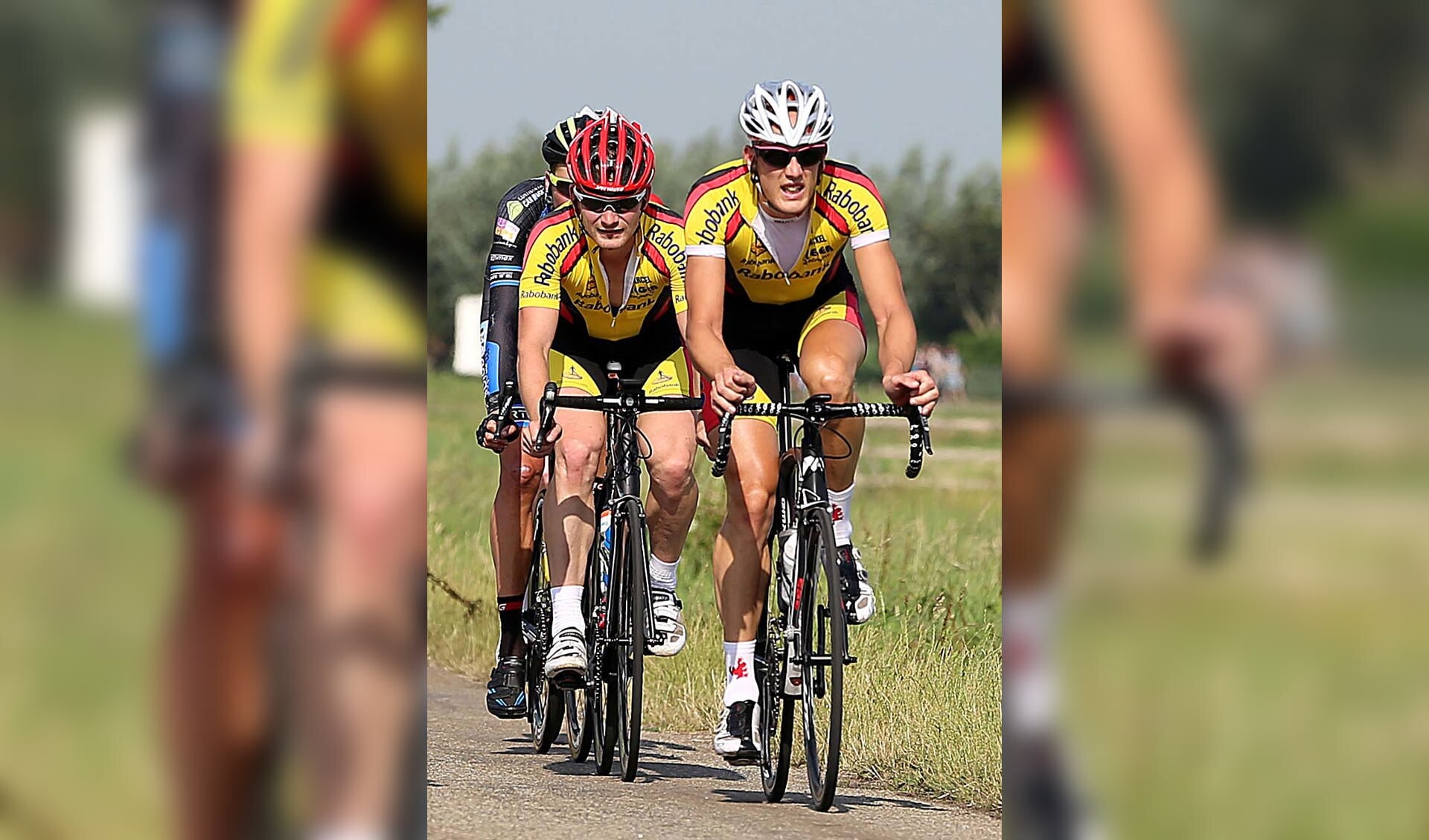 • Bart van den Berg (rode helm) vorig jaar in de Ronde van Giessenburg.