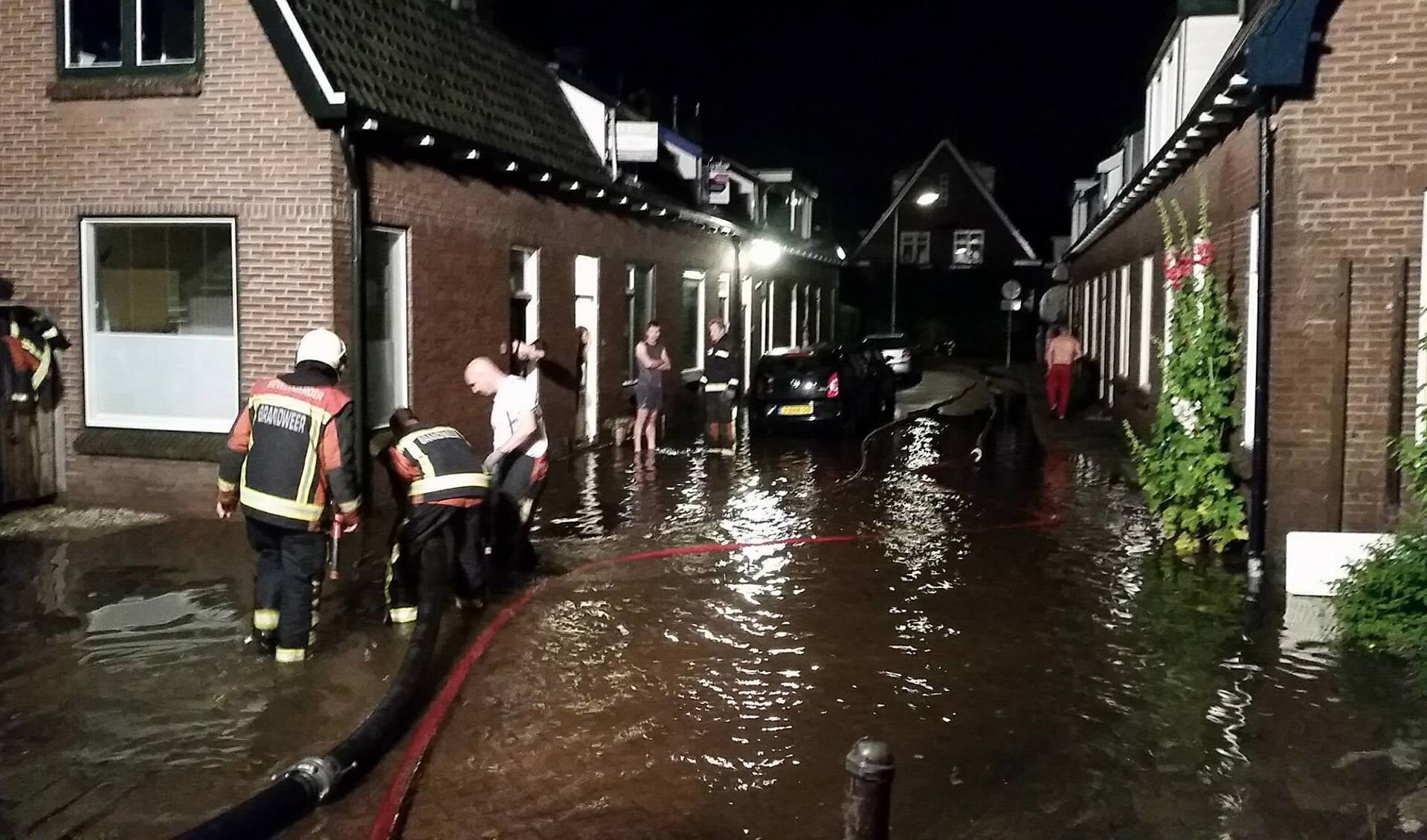 • Het noodweer zorgde voor flinke wateroverlast in de Dekkerstraat te Ouderkerk a/d IJssel. (foto: Brandweer Ouderkerk a/d IJssel)