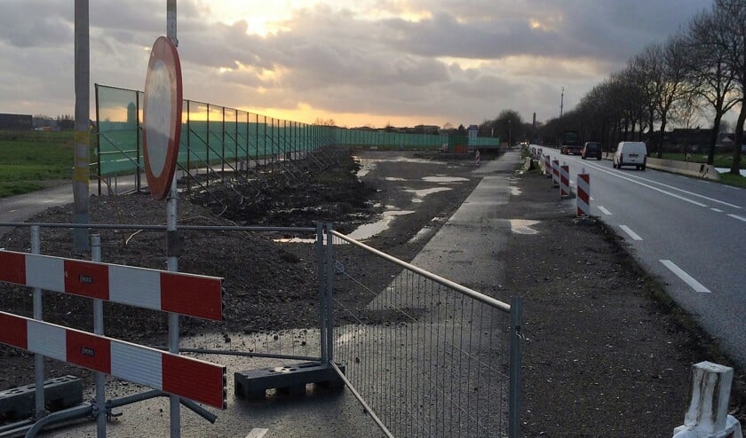 • Het werk aan de rotonde De Nieuwe Wetering, op de N210 tussen Bergambacht en Ammerstol, ligt al maanden stil. (foto: Robert van der Hek)