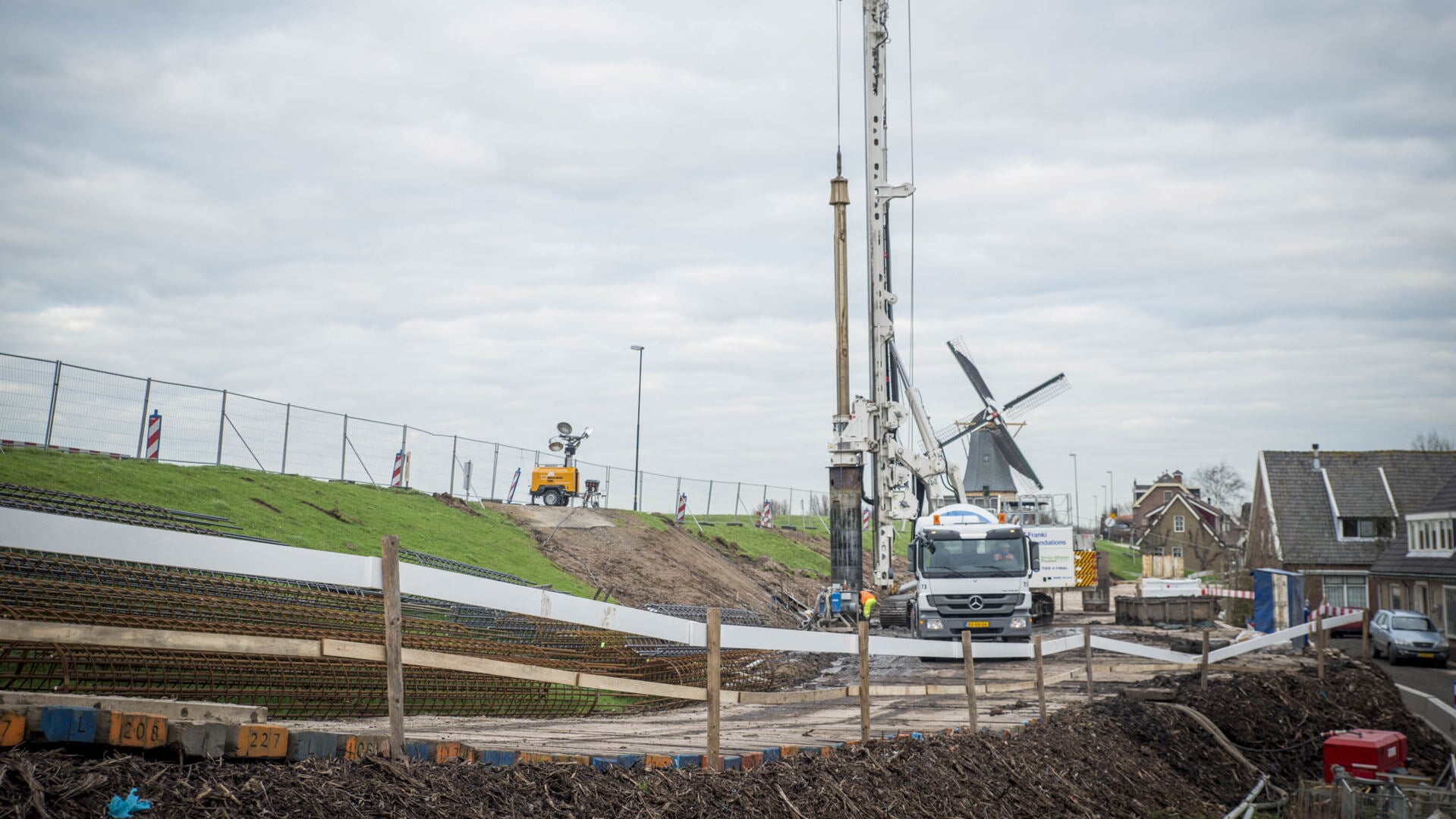 • Boorpalen werden dicht bij de huizen geslagen.