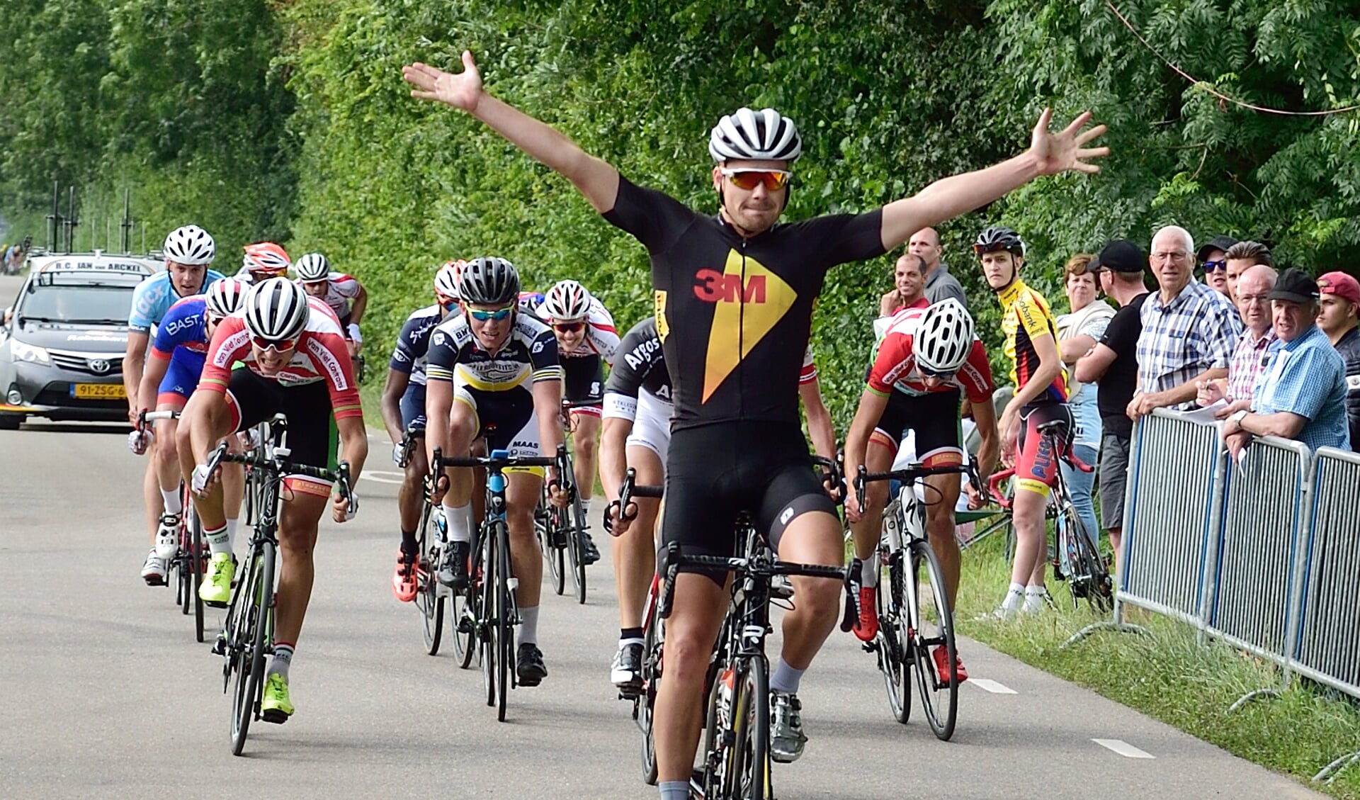 • Ricardo van Dongen wint de 43e Ronde van Giessenburg. Foto: Jan de Bruin