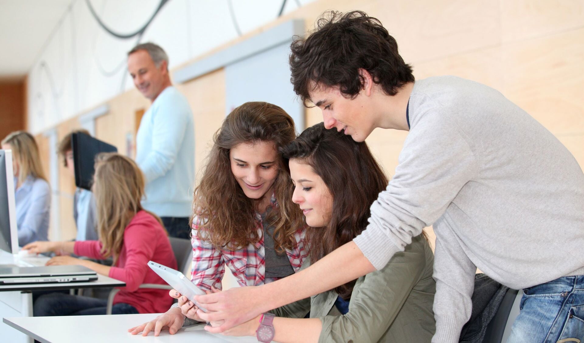 Het Anna van Rijn College in Nieuwegein is maandag weer open gegaan. 