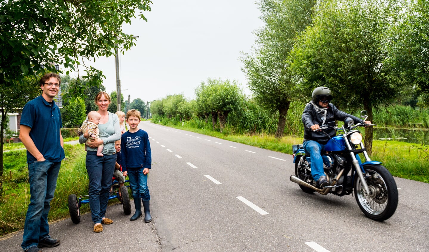 • Het gezin Van der Vorm met een passerende motorrijder (die verder niets met de inhoud van dit verhaal te maken heeft.) Foto: Stephan Tellier
