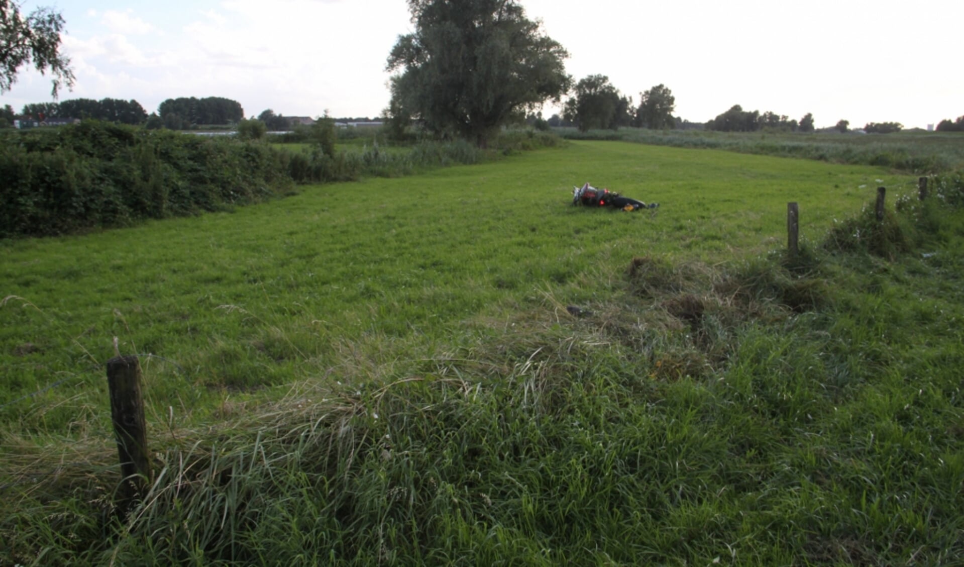 De motorrijder vloog uit de bocht bij Lekdijk West Lopik. Foto: AS Media