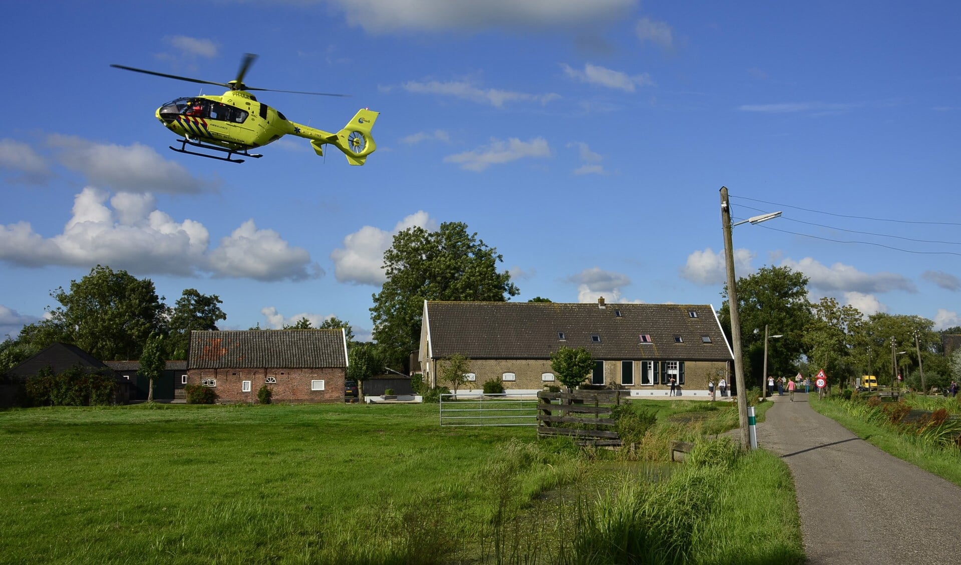 de traumahelikopter rukt uit omdat een man is aangevallen door een koe in Stolwijk. Foto: Marco van Bemmel