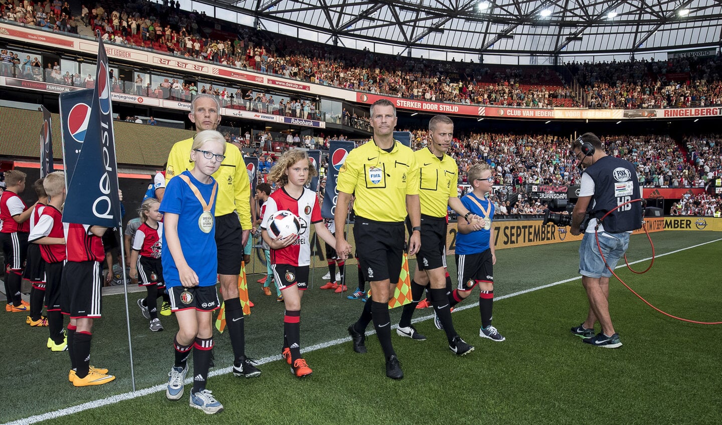 • Broer en zus Bente en Finn Appelo uit Hoornaar mochten zaterdag tijdens de wedstrijd Feyenoord- Excelsior samen met de scheidsrechters het veld opkomen en zo aandacht vragen voor de VriendenLoterij PrijzenMarathon voor Spieren voor Spieren. (foto: ProShots)