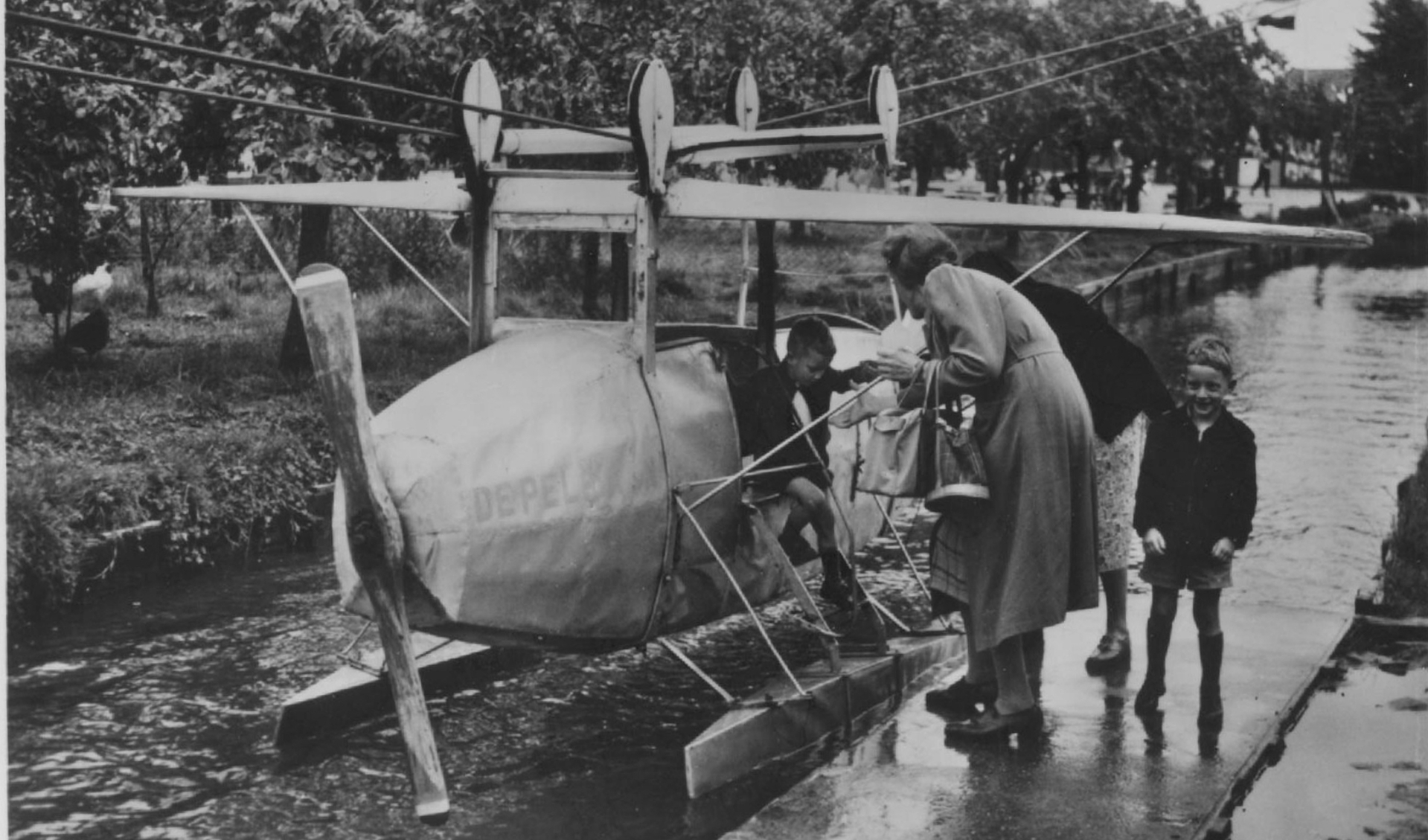 • De jeugd genoot van de korte vlucht met het watervliegtuig 'De Pelikaan'. Foto: Historische Vereniging Haastrecht