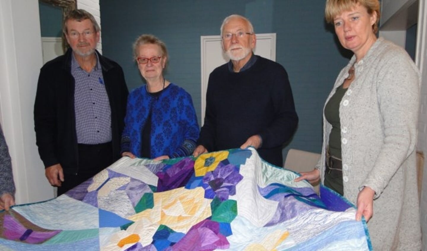 Het hospice ontvangt van Ine de waal (tweede van links) een quilt om over de kist te leggen als gasten het huis verlaten. (Door: Margreet Nagtegaal)
