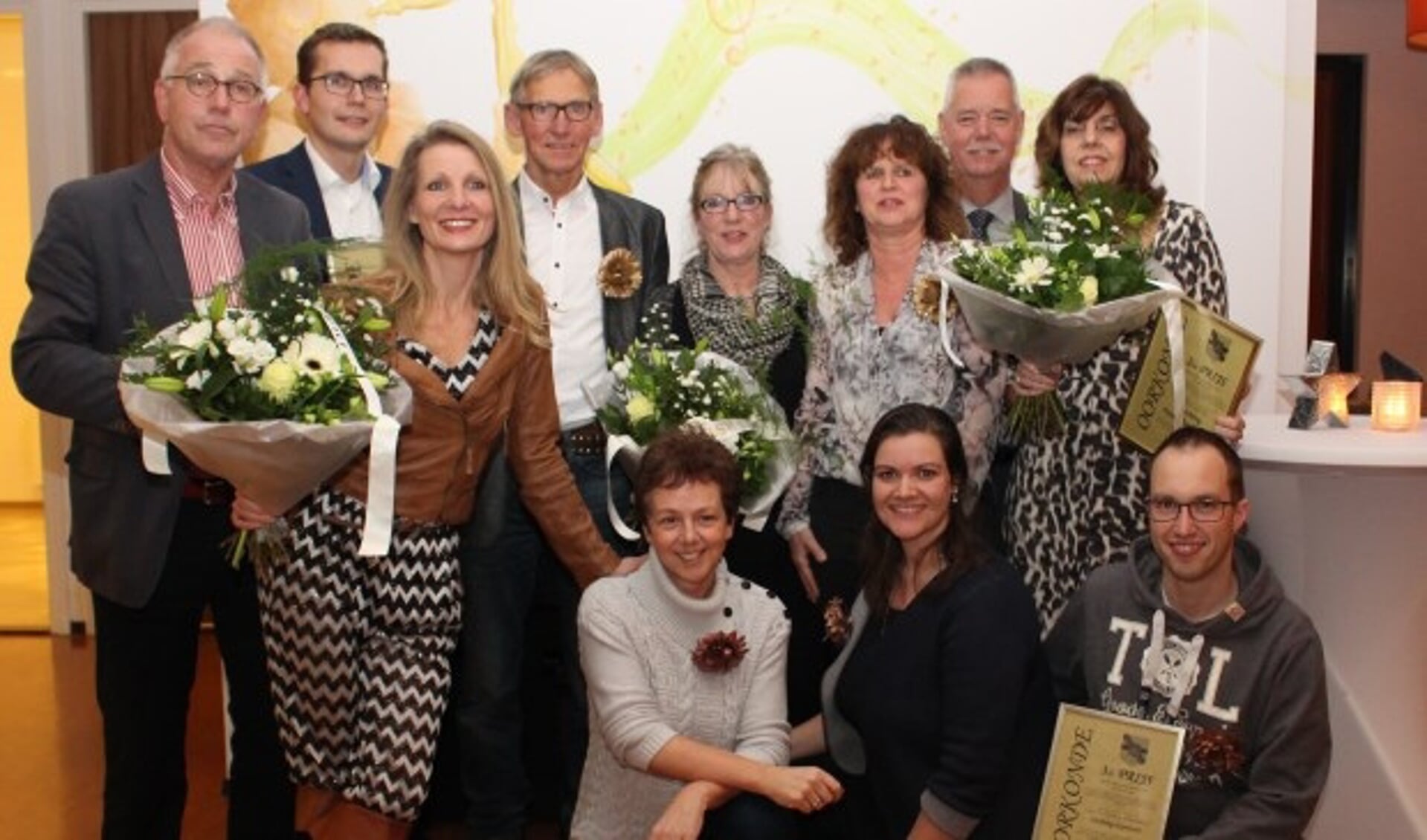 De vertegenwoordigers van de Coöperatieve Vereniging Dorp66 Polsbroek samen met de andere winnaars en wethouder Johan van Everdingen. FOTO: gemeente Lopik