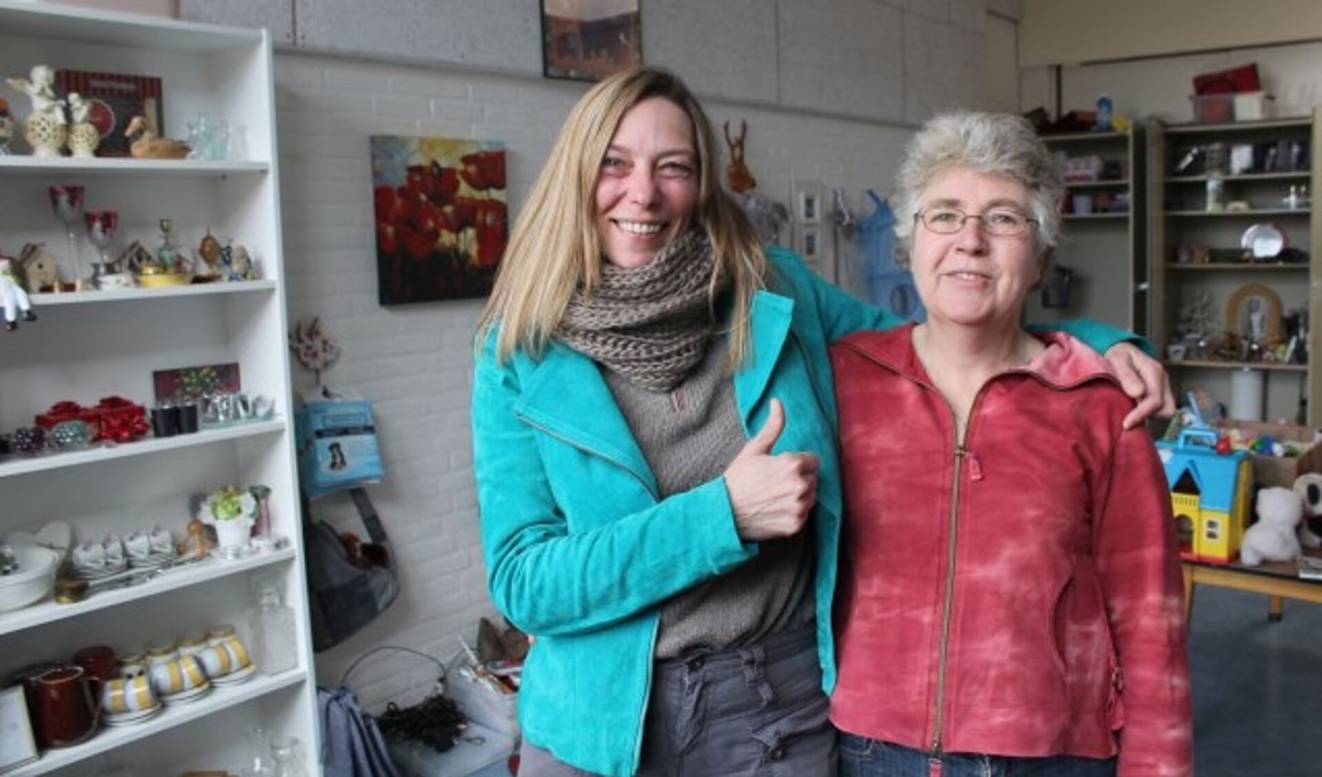 Marjan Wierenga ziet met vrijwilligster van het eerste uur Julita weer een van haar initiatieven werkelijkheid worden: De Weggeefwinkel. FOTO: Lysette Verwegen