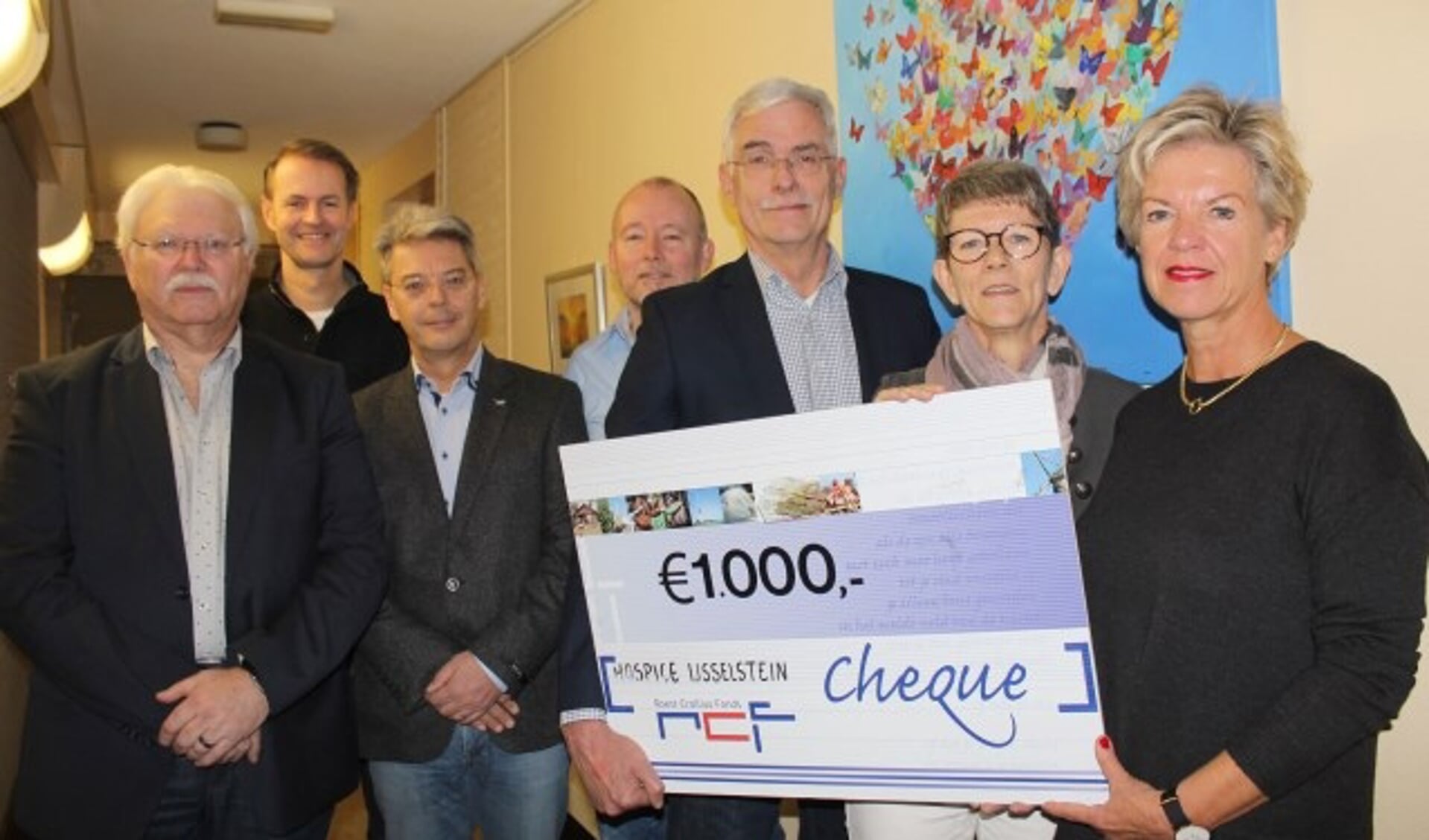 Arja Kraaijeveld (rechts) overhandigde namens het RCF een welcome cheque aan Ed Booms en Alie Schouten van het IJsselsteinse hospice. FOTO: Lysette Verwegen