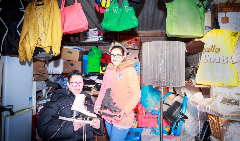 • Paula Schepers (l) en Tessa Kuunders in de schuur waar ze hun ingezamelde spullen bewaren.