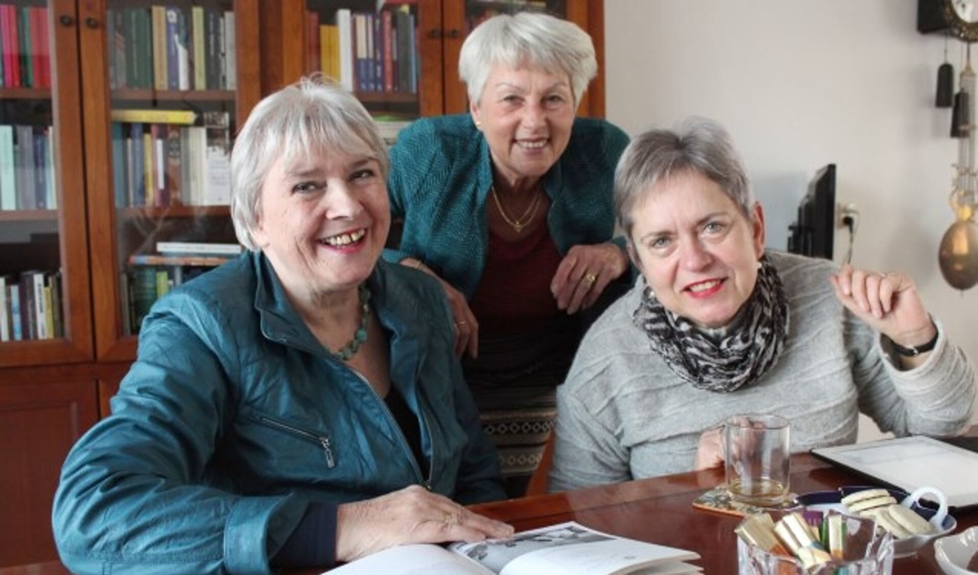 Willy de Cocq, Cobie Doesburg en Marie-José Manders zorgen er met drie collega-bestuursleden voor dat ZijActief ook na 70 jaar actief kan blijven. Foto: Lysette Verwegen