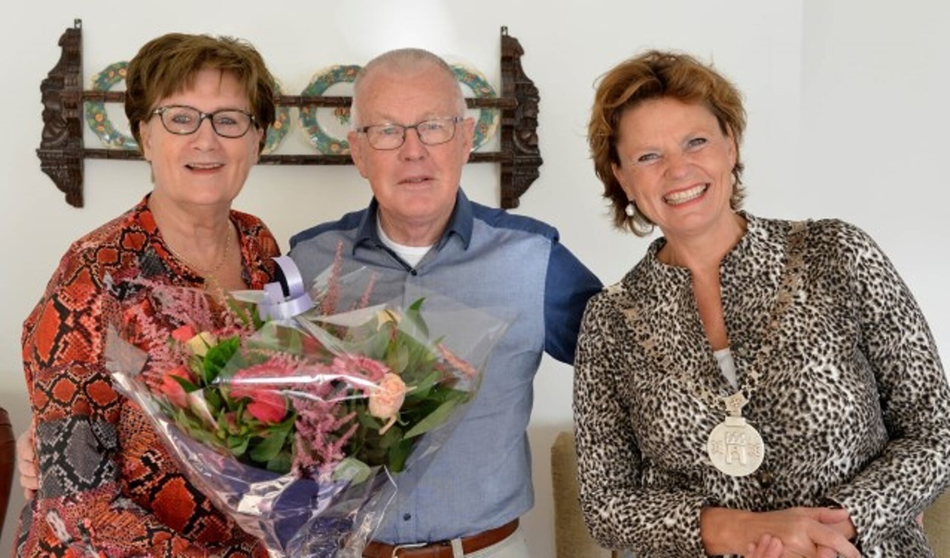 Bloemen van burgemeester Petra van Hartskamp voor Aafke en Ton Voet. (Foto:Paul van den Dungen)