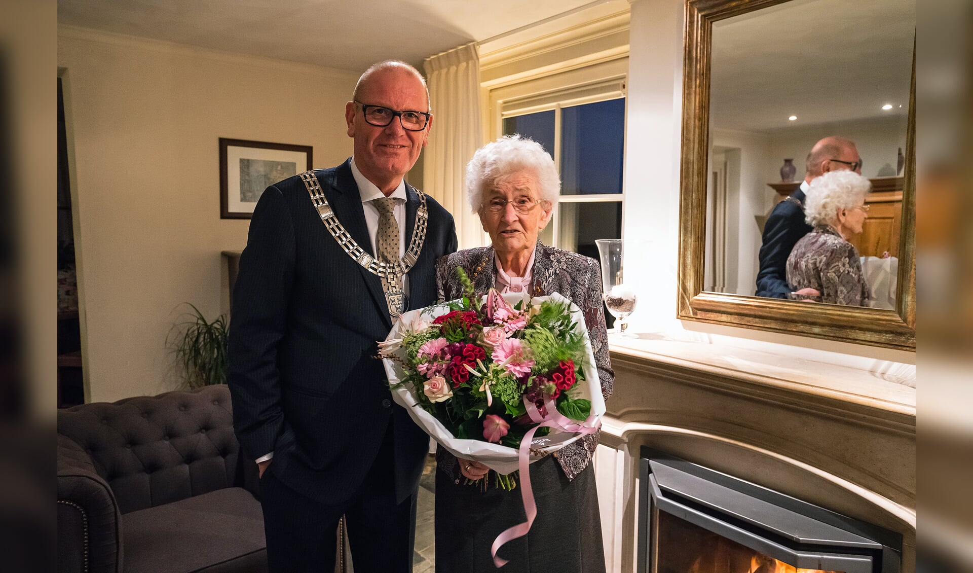 Burgemeester Wim Groeneweg op bezoek bij Mevrouw  Den Hertog-Middelkoop i.v.m. haar 92e verjaardag