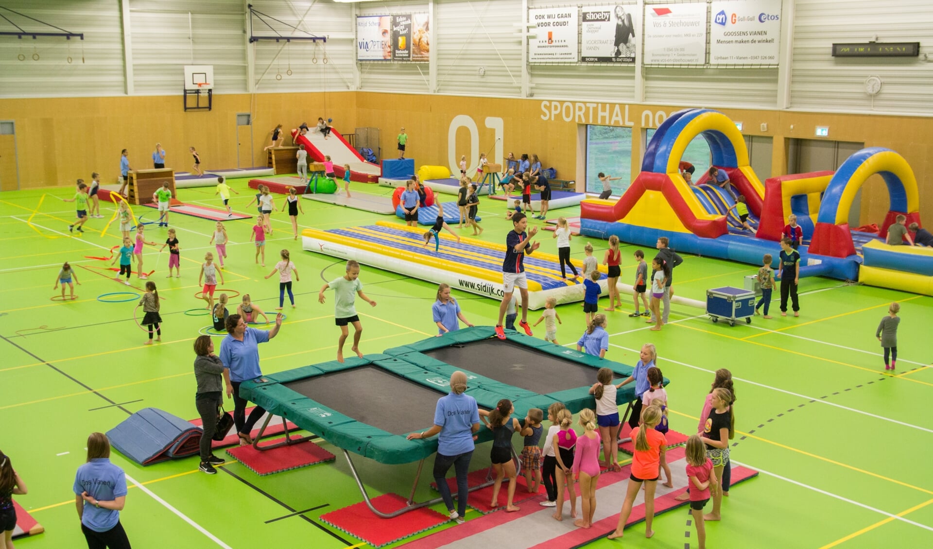 • De Viaanse jeugd in actie in sportcentrum Helsdingen.