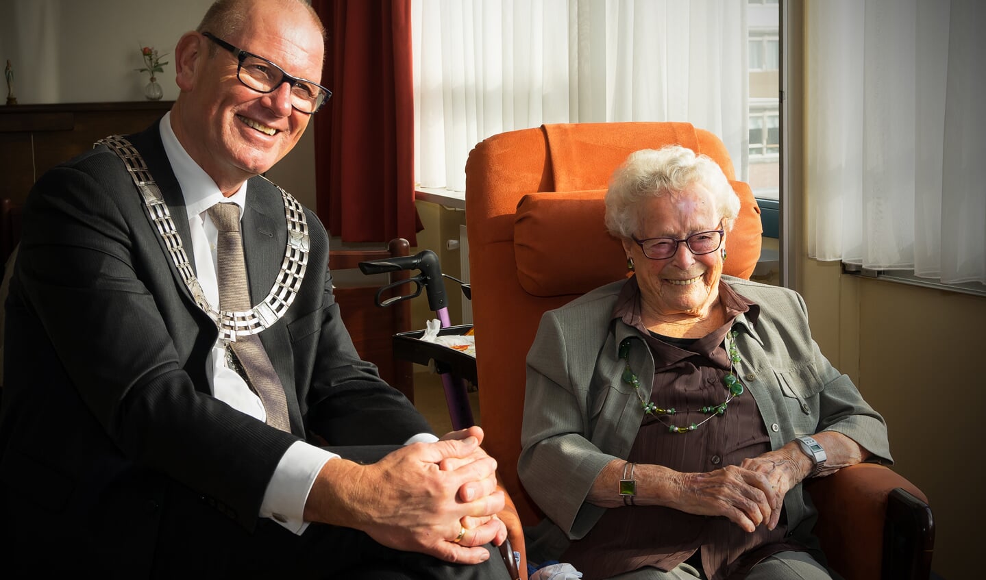 • Burgemeester op bezoek bij 100-jarige.