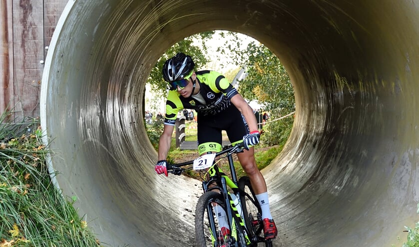 • Max van Hoorne soleert naar de zege in eigen dorp.