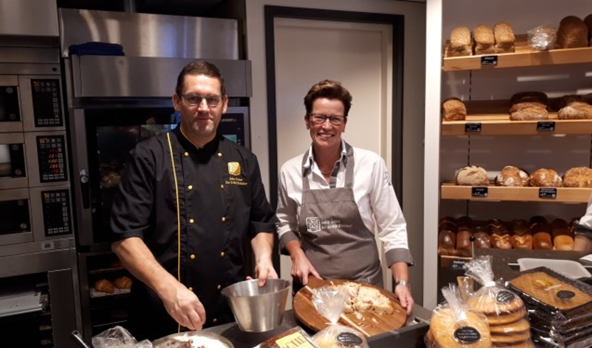John en Paola Treur zijn inmiddels de derde generatie in de Oudewaterse bakkerij. John: 