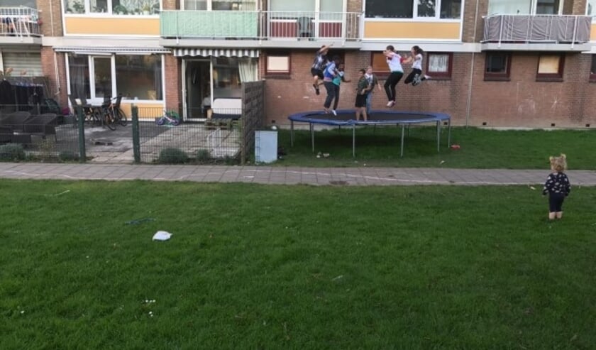 De trampoline bij de flat aan de Roerdomplaan in Capelle moet verdwijnen, de spelende kinderen maken te veel lawaai.  