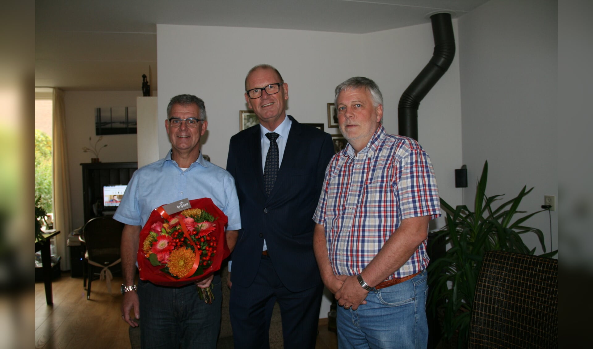 • V.l.n.r.: Johan Kers, burgemeester Wim Groeneweg en Harold Cramer. 