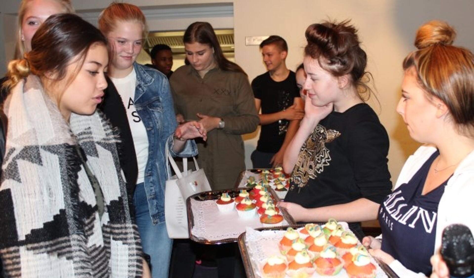 De leerlingenraad van De Baanbreker trakteert op zelfgebakken cupcakes met regenboogversiering ter gelegenheid van Coming Out Dag. (Foto: Lysette Verwegen)