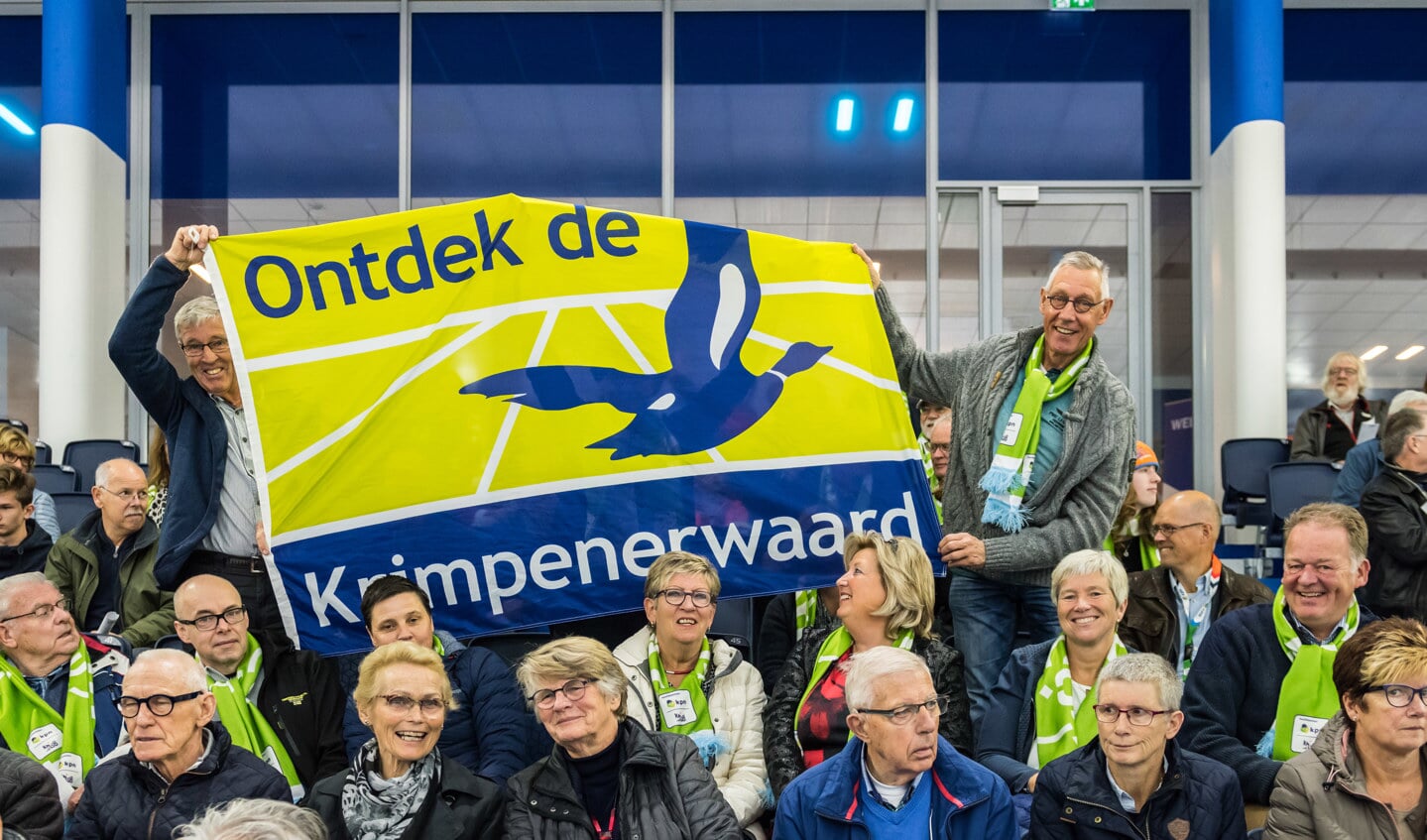 • Burgemeester Roel Cazemier (rechts) en de wethouders Dilia Blok en Ria Boere kwamen speciaal naar Thialf om de Lekstreekschaatsers aan te moedigen. Achter hen Dick de Wilde en Dick Bodegom (rechts) met een Krimpenerwaard-vlag.