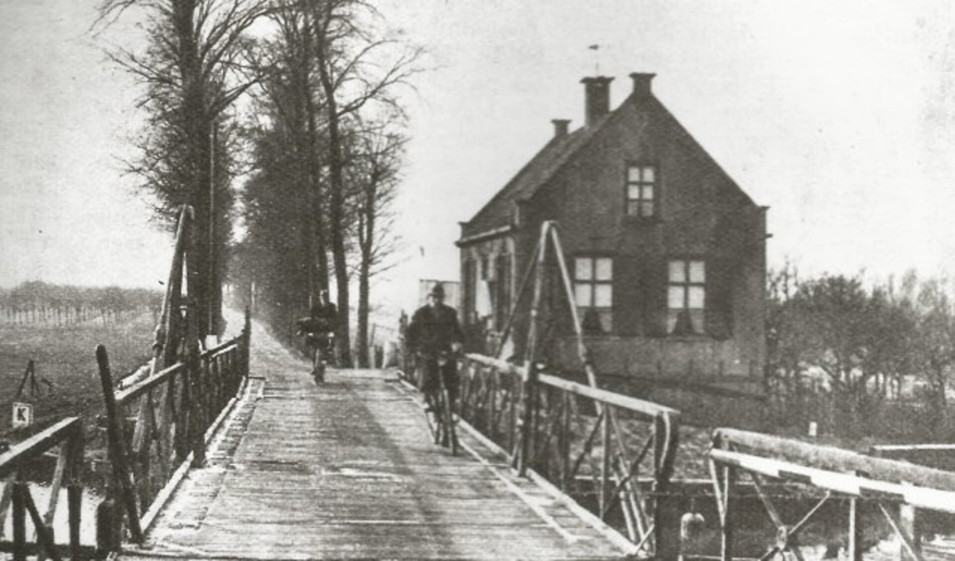 Heeswijkbrug over de IJssel met het tolhuis