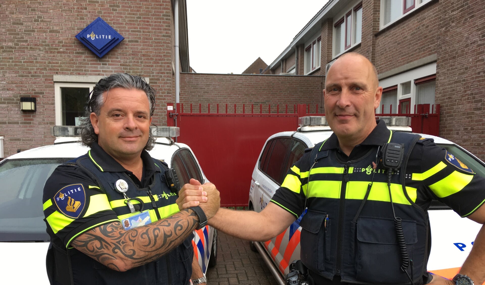 • De nieuwe wijkagent van Zederik Tim Bakema (links) met collega Wim Tap. Foto: Astrid Pel