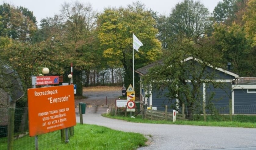 De gemeente Vianen start binnenkort met de aanpak van onrechtmatige bewoning in de chalets op recreatiecentrum Everstein. Foto: Jacques Stam