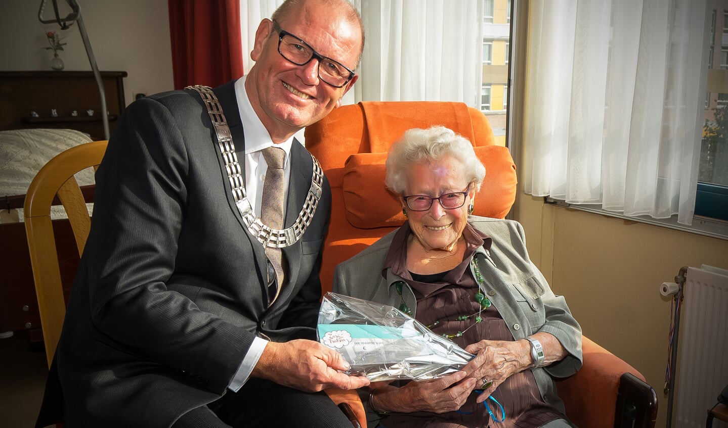 • Burgemeester op bezoek bij 100-jarige.