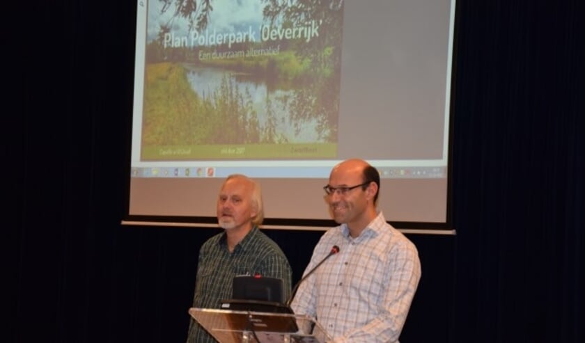 Anton Roeloffzen (links) en Harry van den Berg tijdens de presentatie van het plan.  
