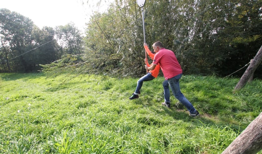 • Peter van den Heuvel met zoon Bart in de speelpolder.