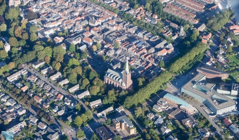 Een luchtfoto van boven IJsselstein van dezelfde piloot waarmee de winnaar een rondvlucht boven IJsselstein gaat maken. Ook te winnen: een rondleiding bovenin de Gerbrandytoren. (Foto: Jeroen Komen)