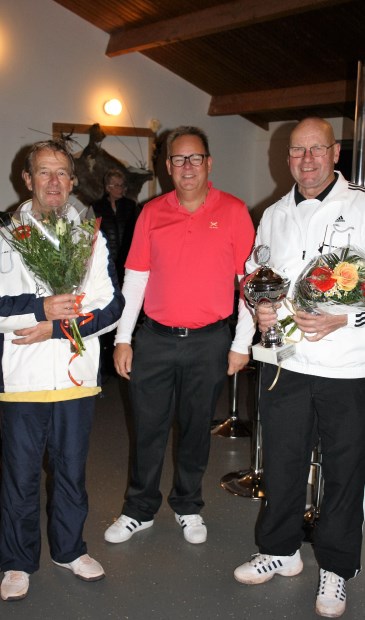 • Naamgever Van Wijk (midden) met de wisselbekerhouders Lodewijk Beerman en Bert Herremans na afloop van de prijsuitreiking in 2016.