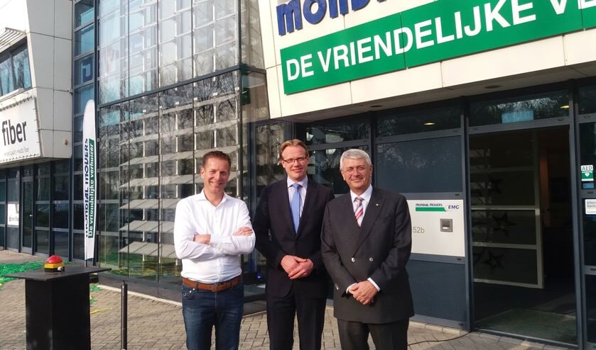• Stan de Ridder (Wellsun), wethouder Peter Verheij en Tom Stuij (Mondial Movers). Foto: Mondial Movers