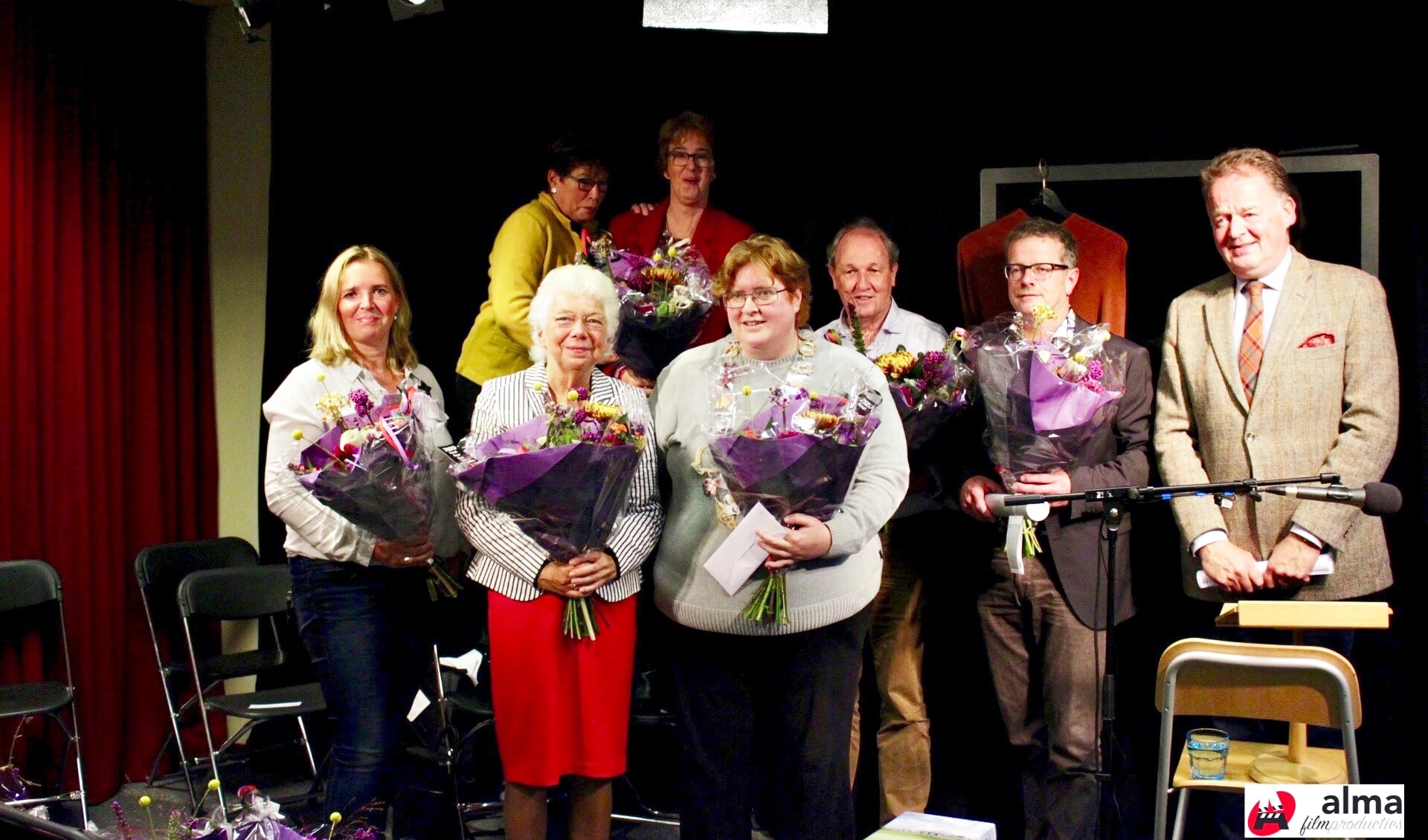 • De deelnemers en jury, met in het midden winnares Julia van Ipenburg.