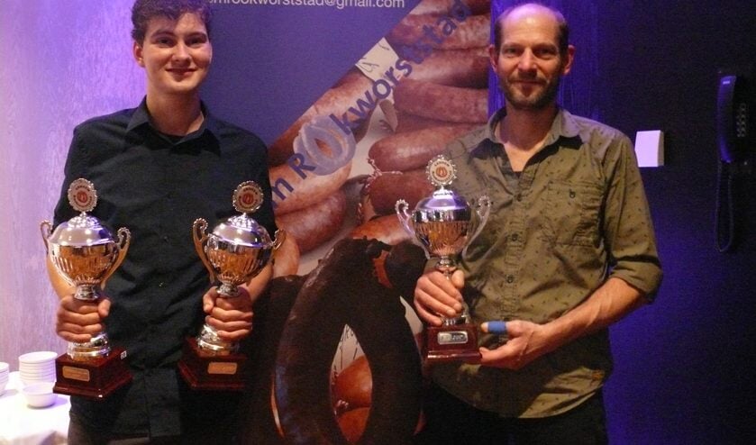 • Roland Schneider en Hans de Goeij met hun drie prijzen.